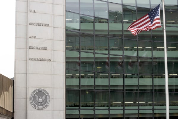 SEC warns on Bitcoin futures funds, not ETFs